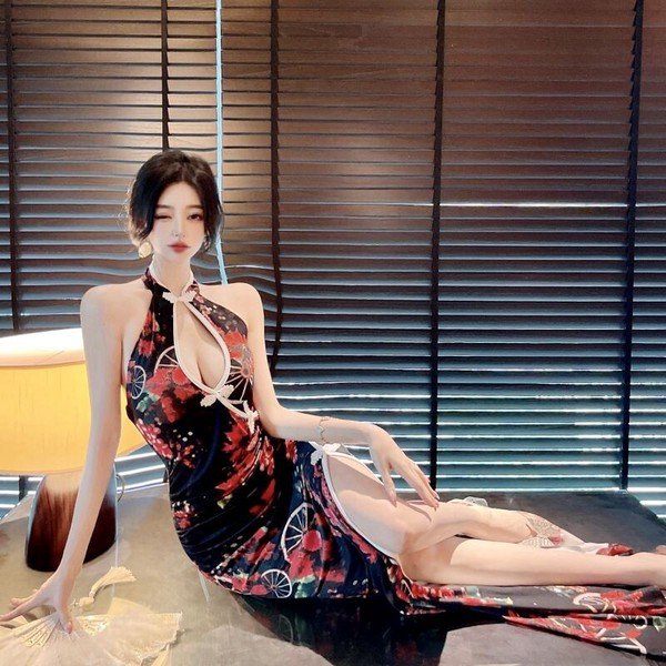 画像5: エレガントなベロア生地デザイン　フロントバックル　ミニドレス（納期2週間前後）【MARVELOUS　QUEEN】 (5)