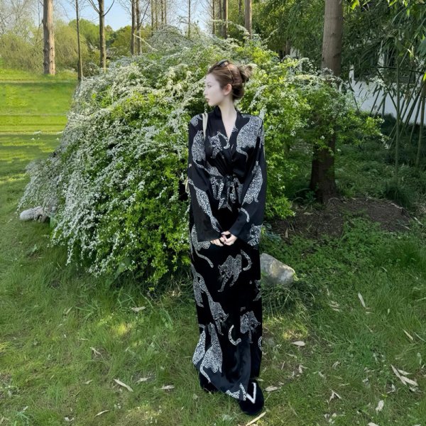 画像1: 個性派スタイル 　オシャレなレオパ柄デザイン　浴衣ワンピース　着物風ワンピース【MARVELOUS　QUEEN】 (1)