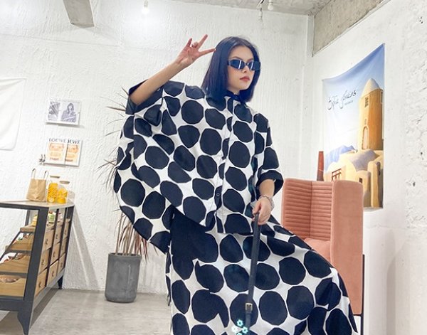 画像4: オシャレな袖デザイン　大きなドット柄　半袖シャツトップス　【MARVELOUS　QUEEN】 (4)