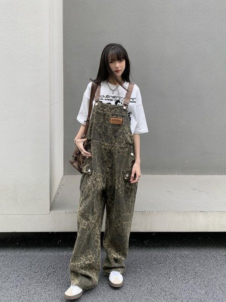 画像1: 個性派スタイル 　オシャレなヒョウ柄デザイン　サロペット　パンツ　オールインワン　ワンピース【MARVELOUS　QUEEN】 (1)